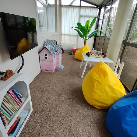 Retro 4 Bedroom Home, Warm And Welcoming, Quiet Location Porirua Eksteriør bilde