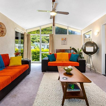 Retro 4 Bedroom Home, Warm And Welcoming, Quiet Location Porirua Eksteriør bilde