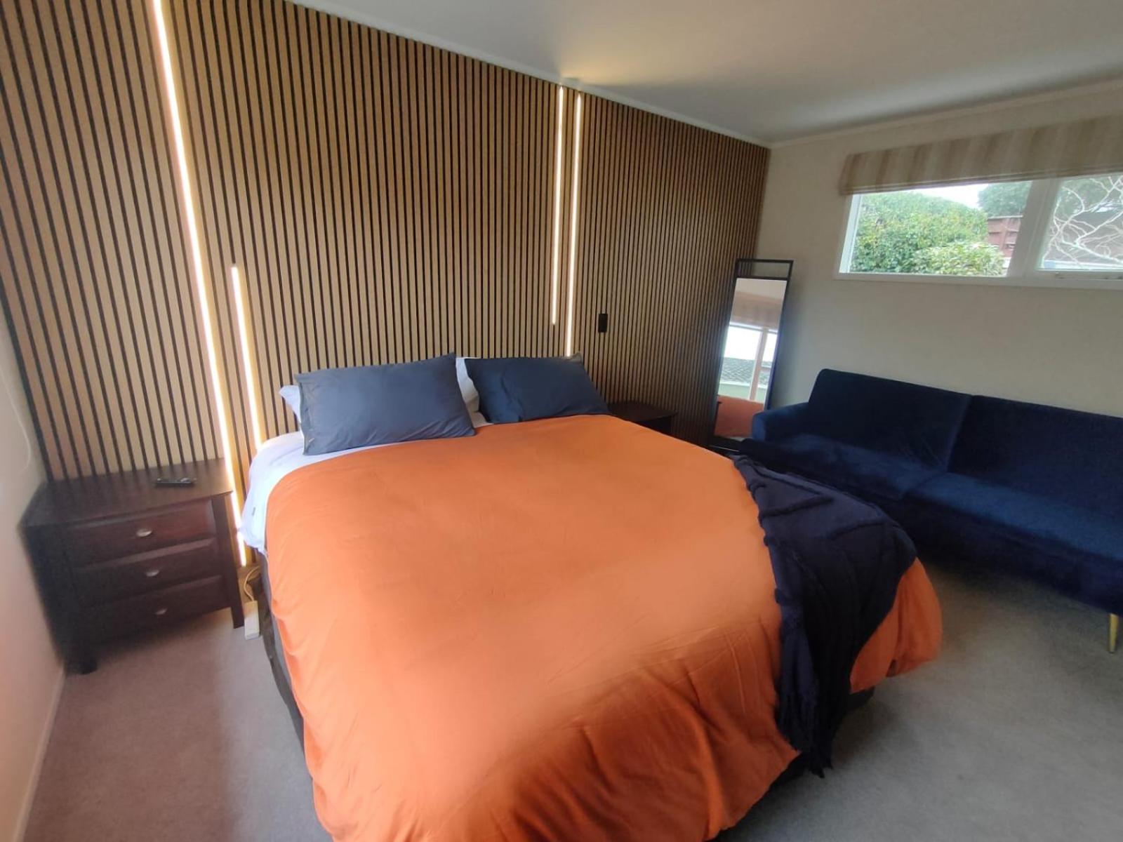 Retro 4 Bedroom Home, Warm And Welcoming, Quiet Location Porirua Eksteriør bilde