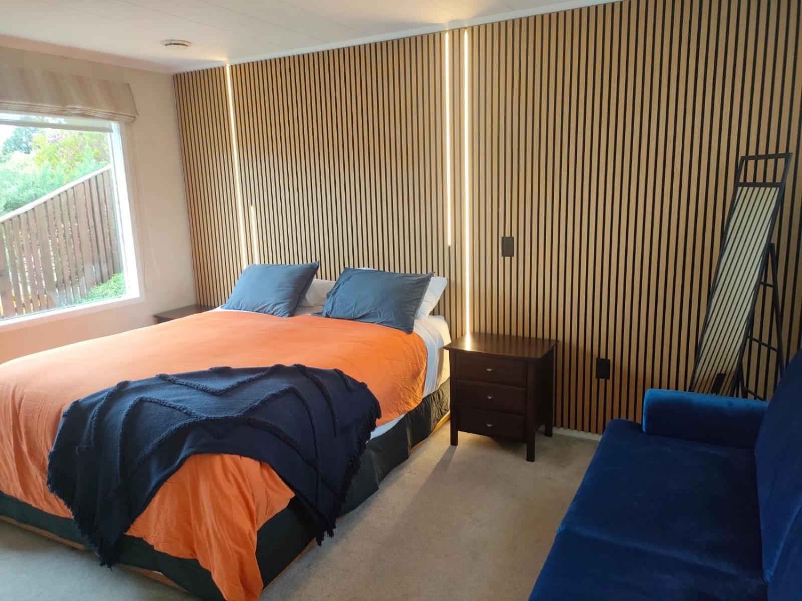 Retro 4 Bedroom Home, Warm And Welcoming, Quiet Location Porirua Eksteriør bilde