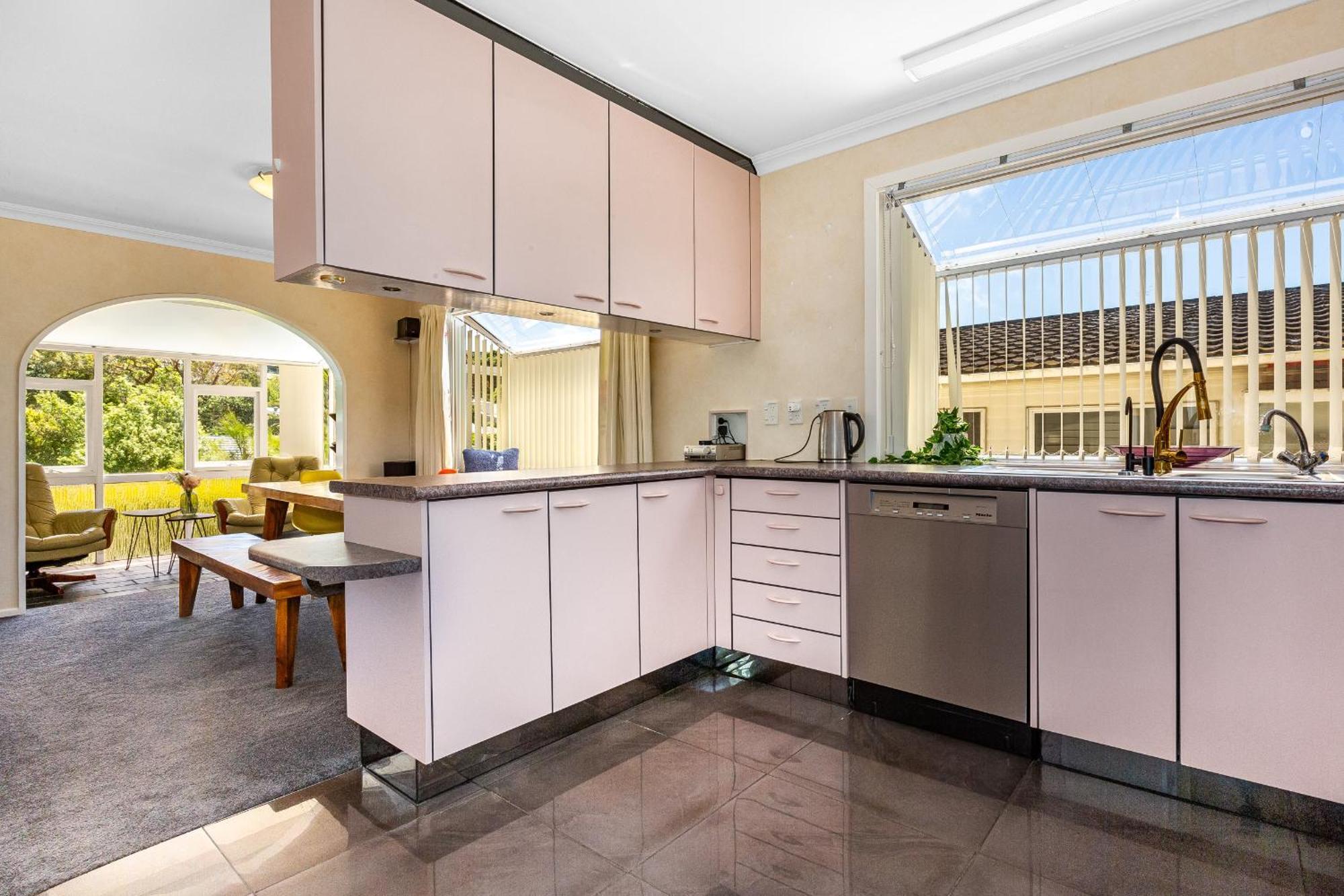Retro 4 Bedroom Home, Warm And Welcoming, Quiet Location Porirua Eksteriør bilde