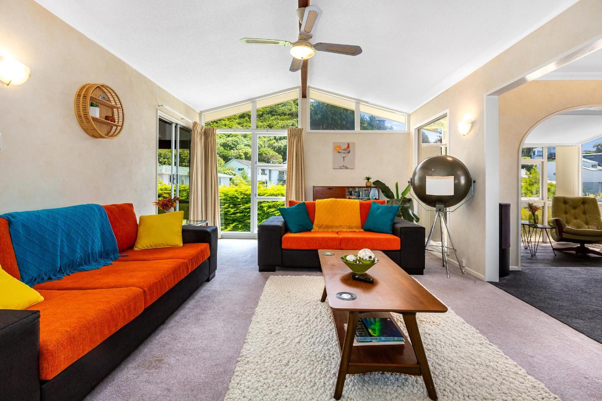Retro 4 Bedroom Home, Warm And Welcoming, Quiet Location Porirua Eksteriør bilde