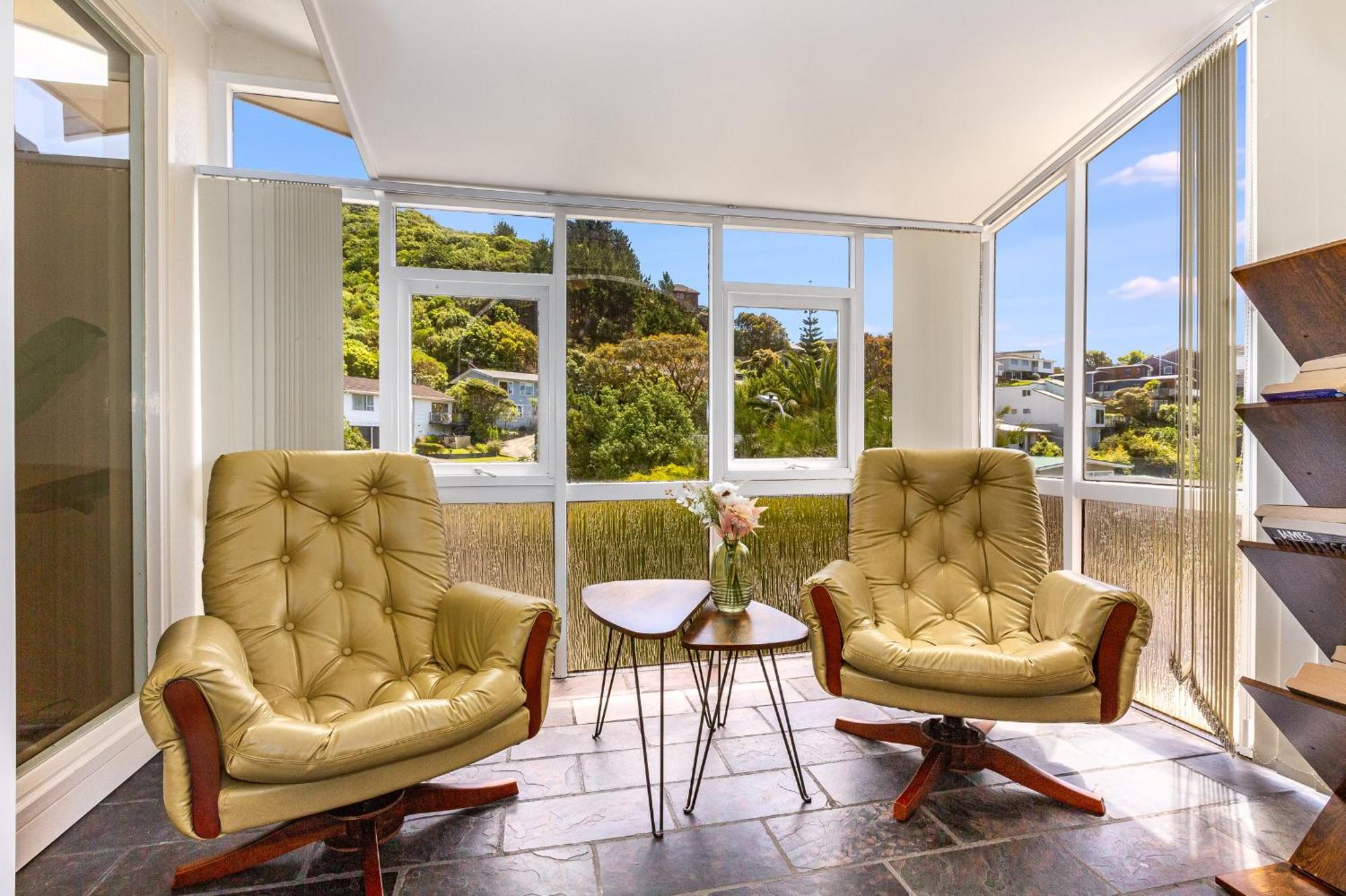 Retro 4 Bedroom Home, Warm And Welcoming, Quiet Location Porirua Eksteriør bilde