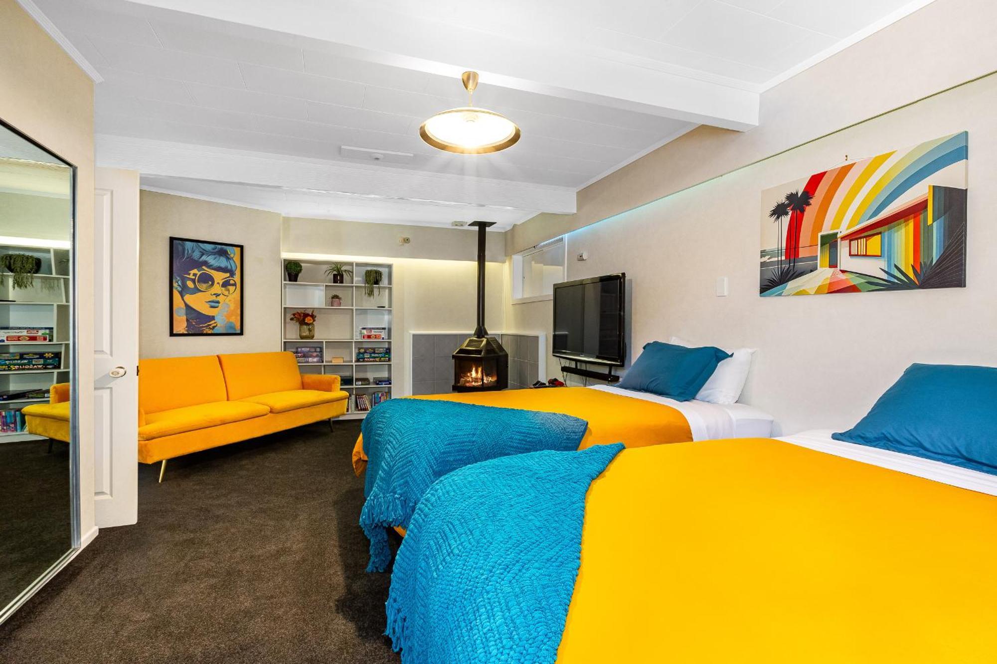 Retro 4 Bedroom Home, Warm And Welcoming, Quiet Location Porirua Eksteriør bilde