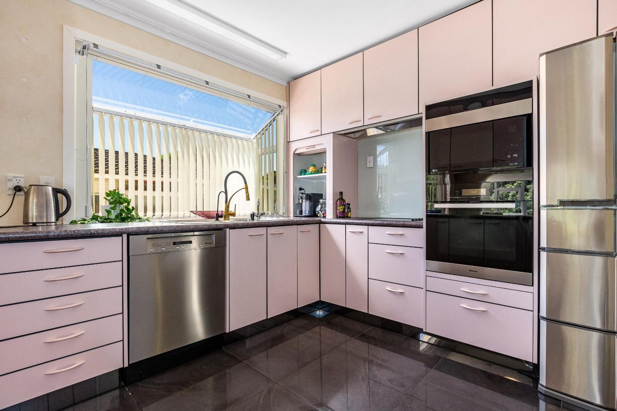 Retro 4 Bedroom Home, Warm And Welcoming, Quiet Location Porirua Eksteriør bilde