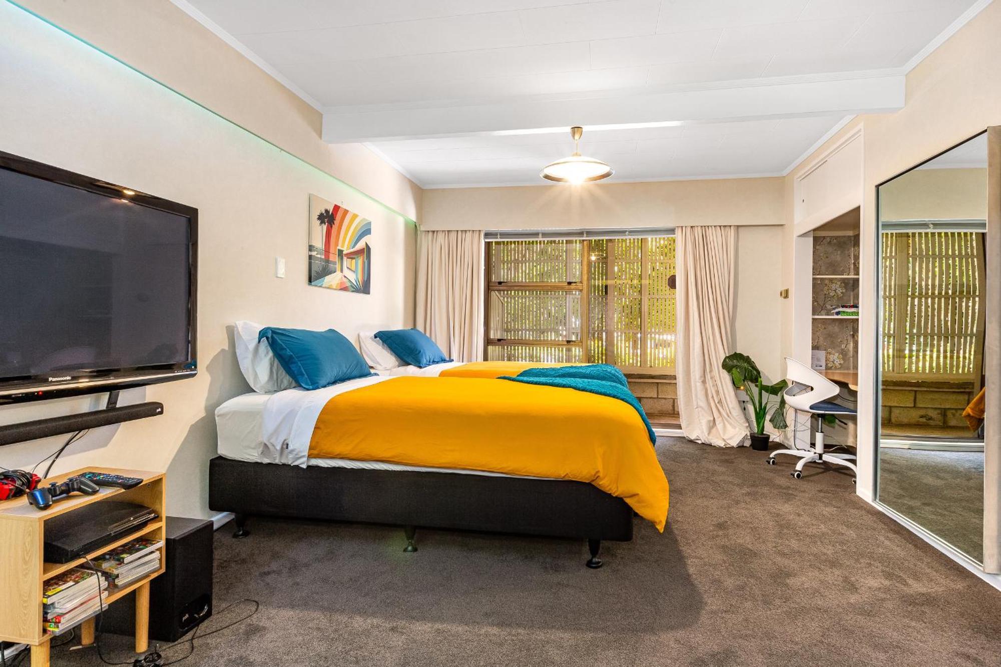 Retro 4 Bedroom Home, Warm And Welcoming, Quiet Location Porirua Eksteriør bilde