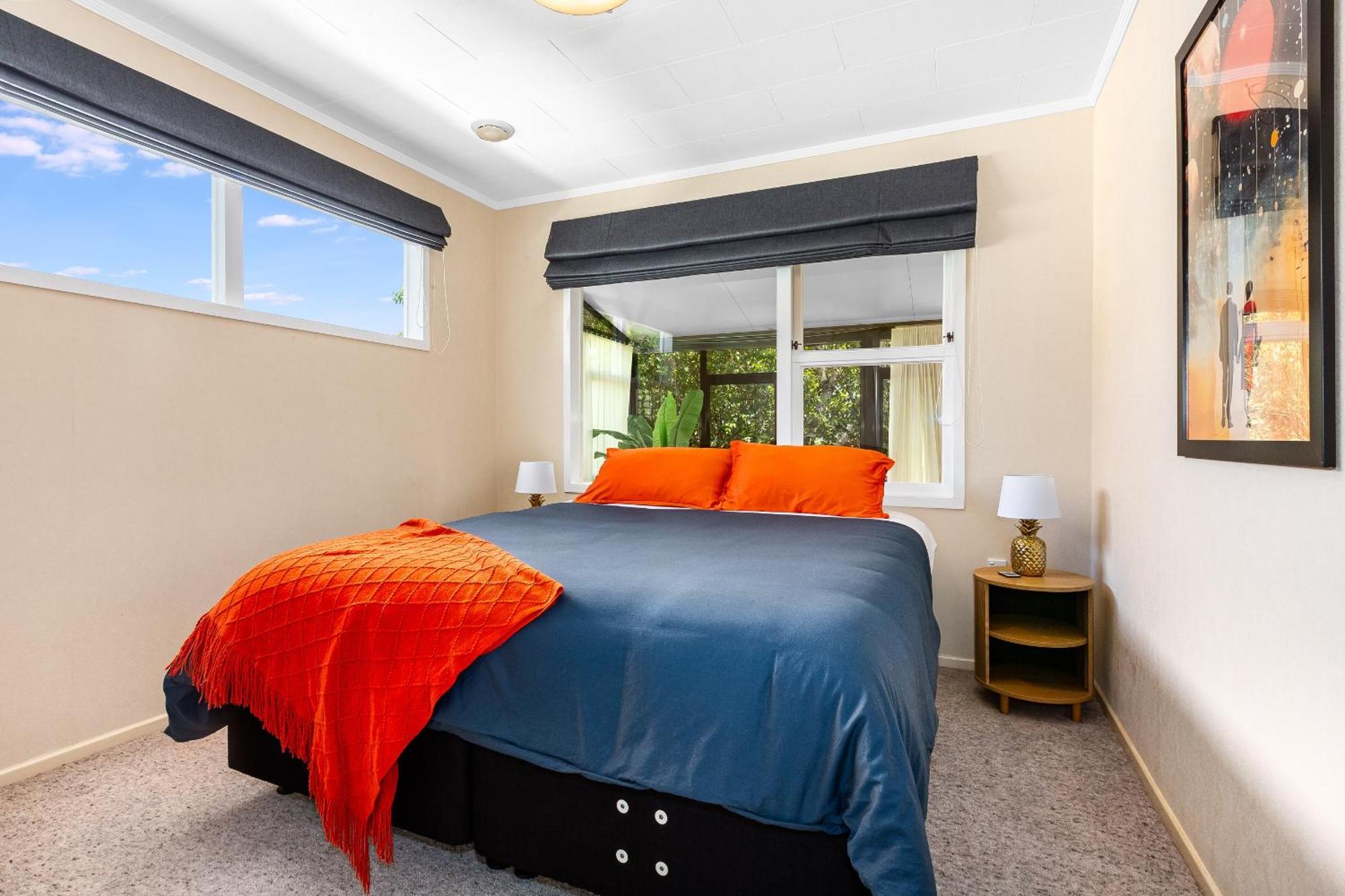 Retro 4 Bedroom Home, Warm And Welcoming, Quiet Location Porirua Eksteriør bilde