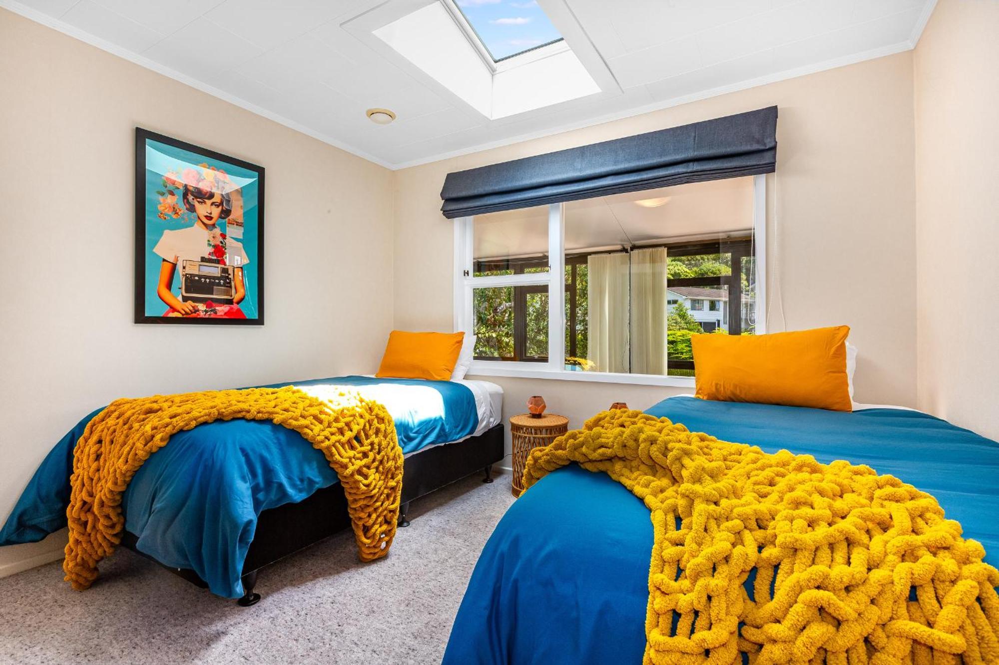 Retro 4 Bedroom Home, Warm And Welcoming, Quiet Location Porirua Eksteriør bilde