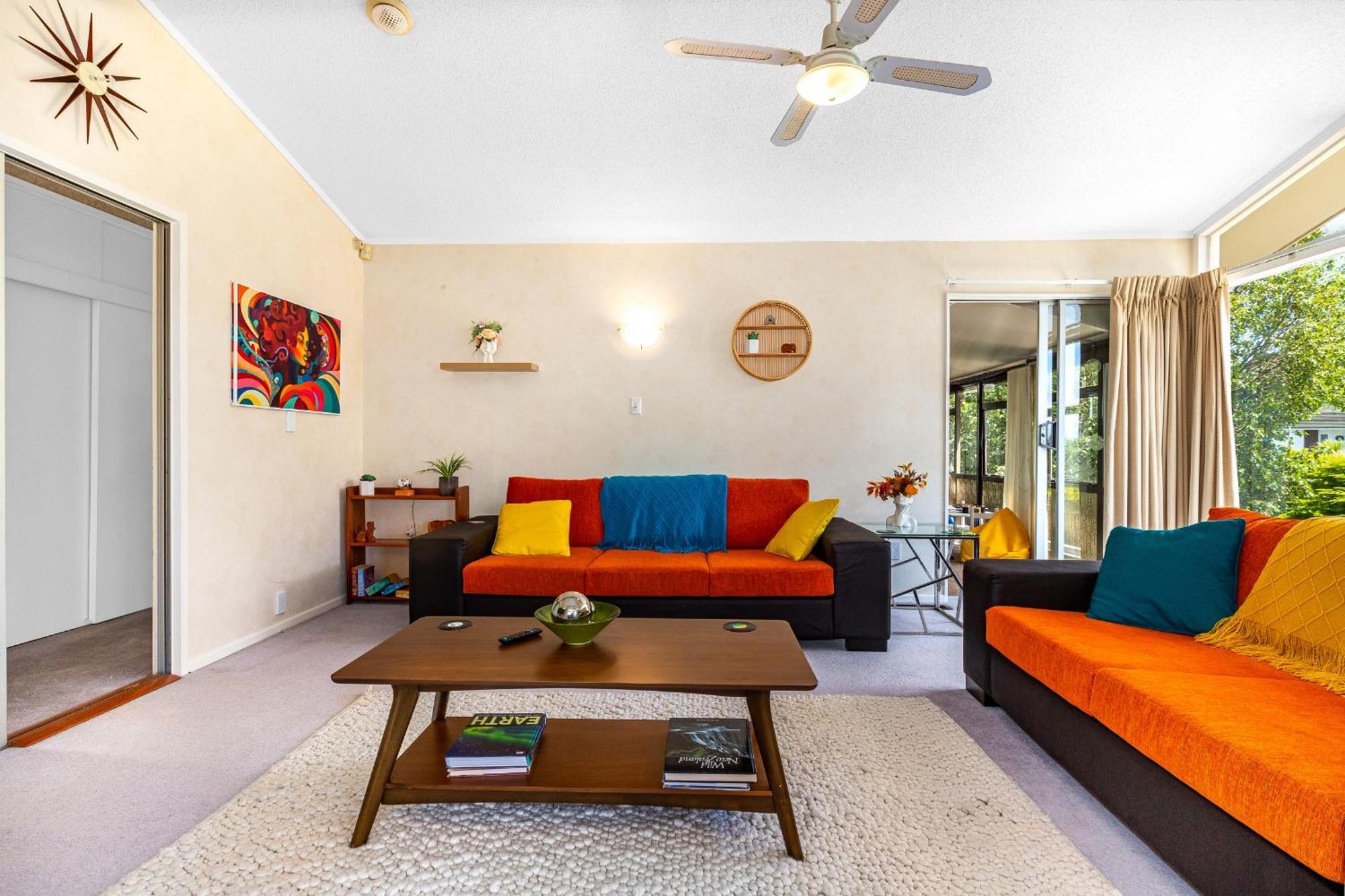 Retro 4 Bedroom Home, Warm And Welcoming, Quiet Location Porirua Eksteriør bilde