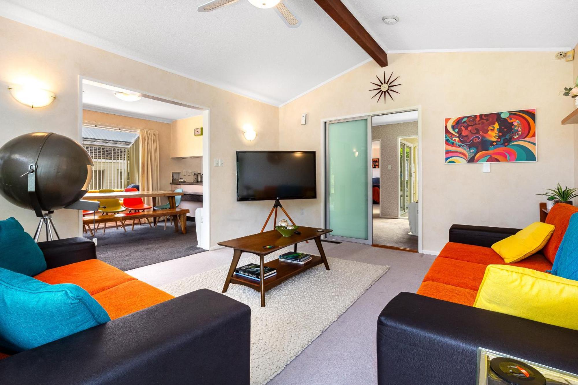 Retro 4 Bedroom Home, Warm And Welcoming, Quiet Location Porirua Eksteriør bilde
