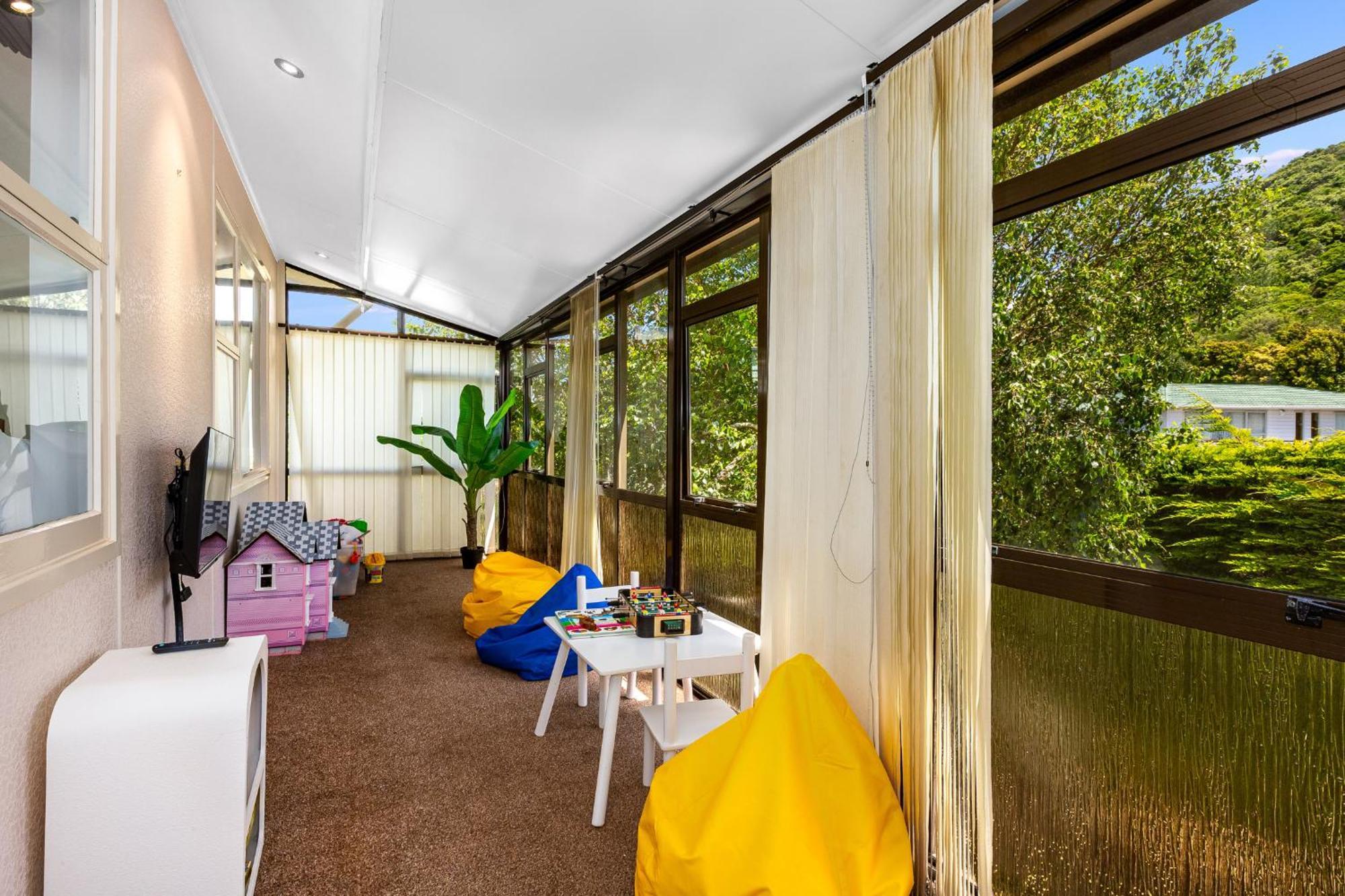 Retro 4 Bedroom Home, Warm And Welcoming, Quiet Location Porirua Eksteriør bilde