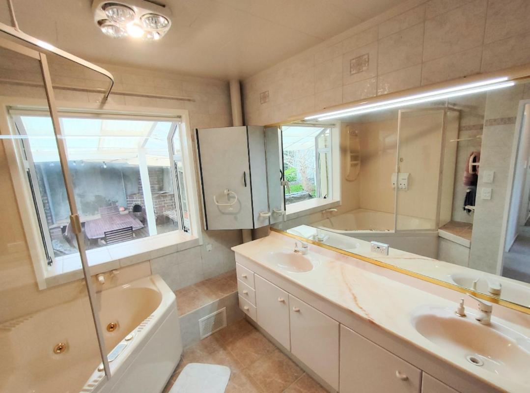 Retro 4 Bedroom Home, Warm And Welcoming, Quiet Location Porirua Eksteriør bilde