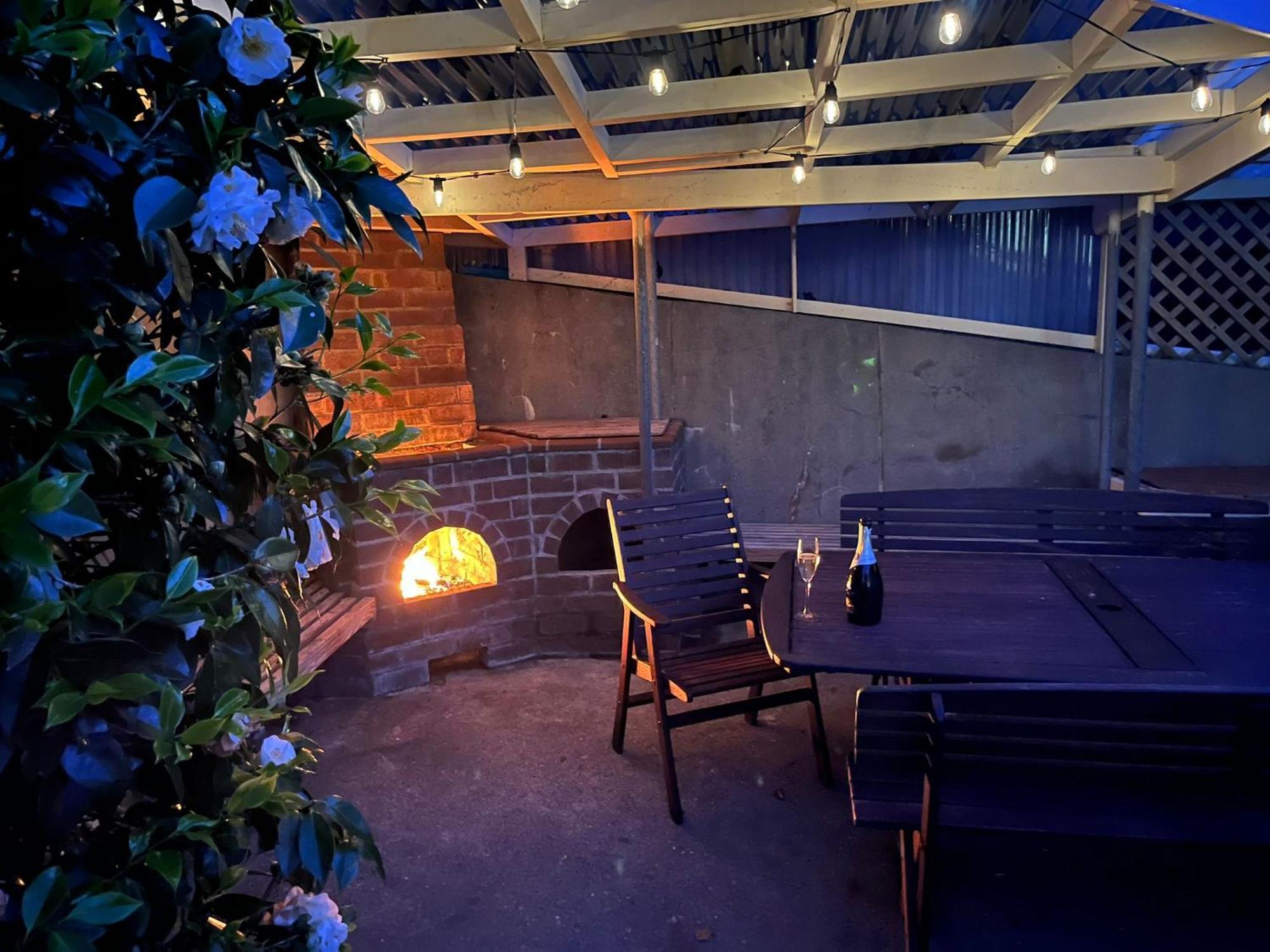 Retro 4 Bedroom Home, Warm And Welcoming, Quiet Location Porirua Eksteriør bilde