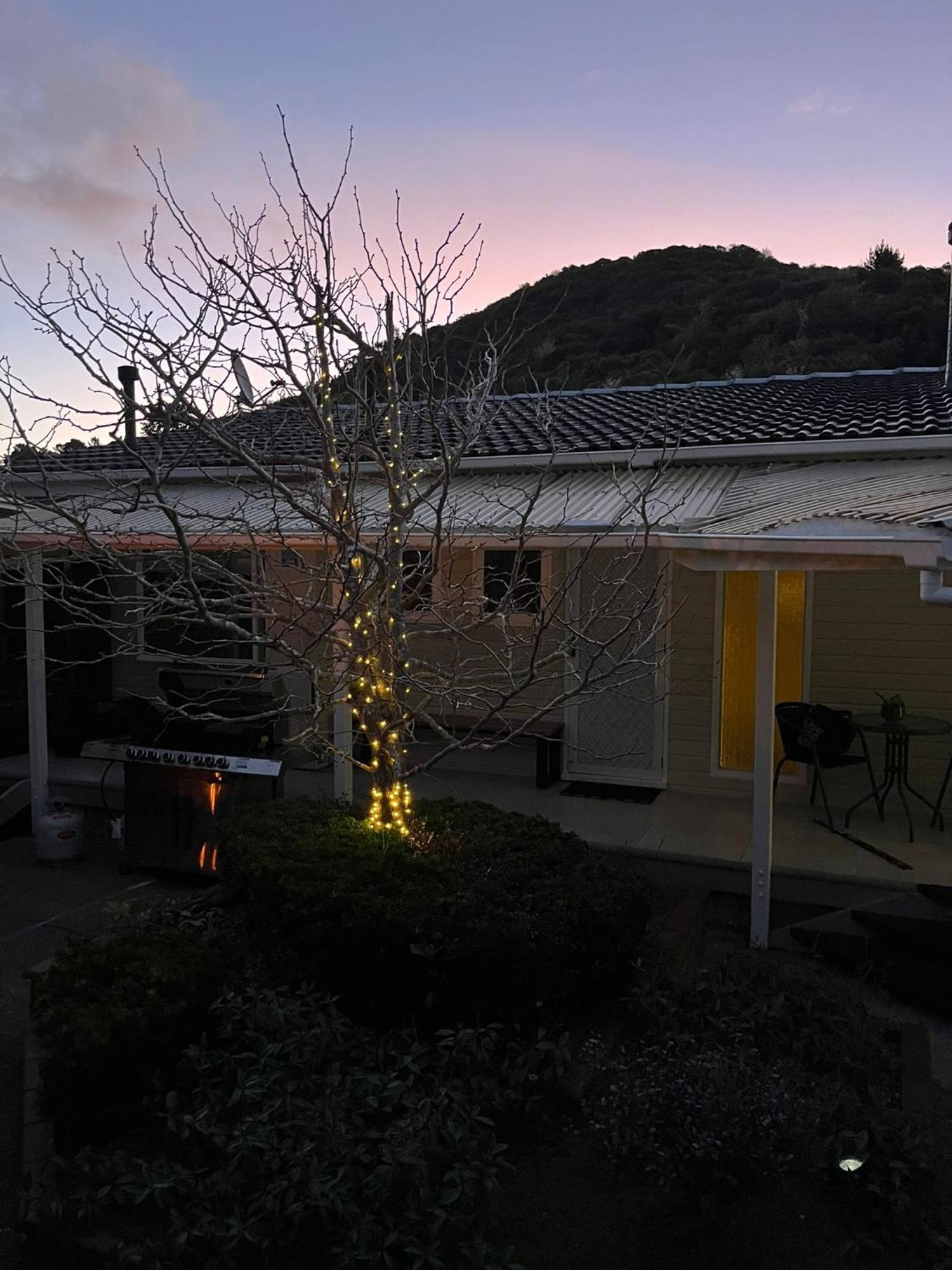 Retro 4 Bedroom Home, Warm And Welcoming, Quiet Location Porirua Eksteriør bilde