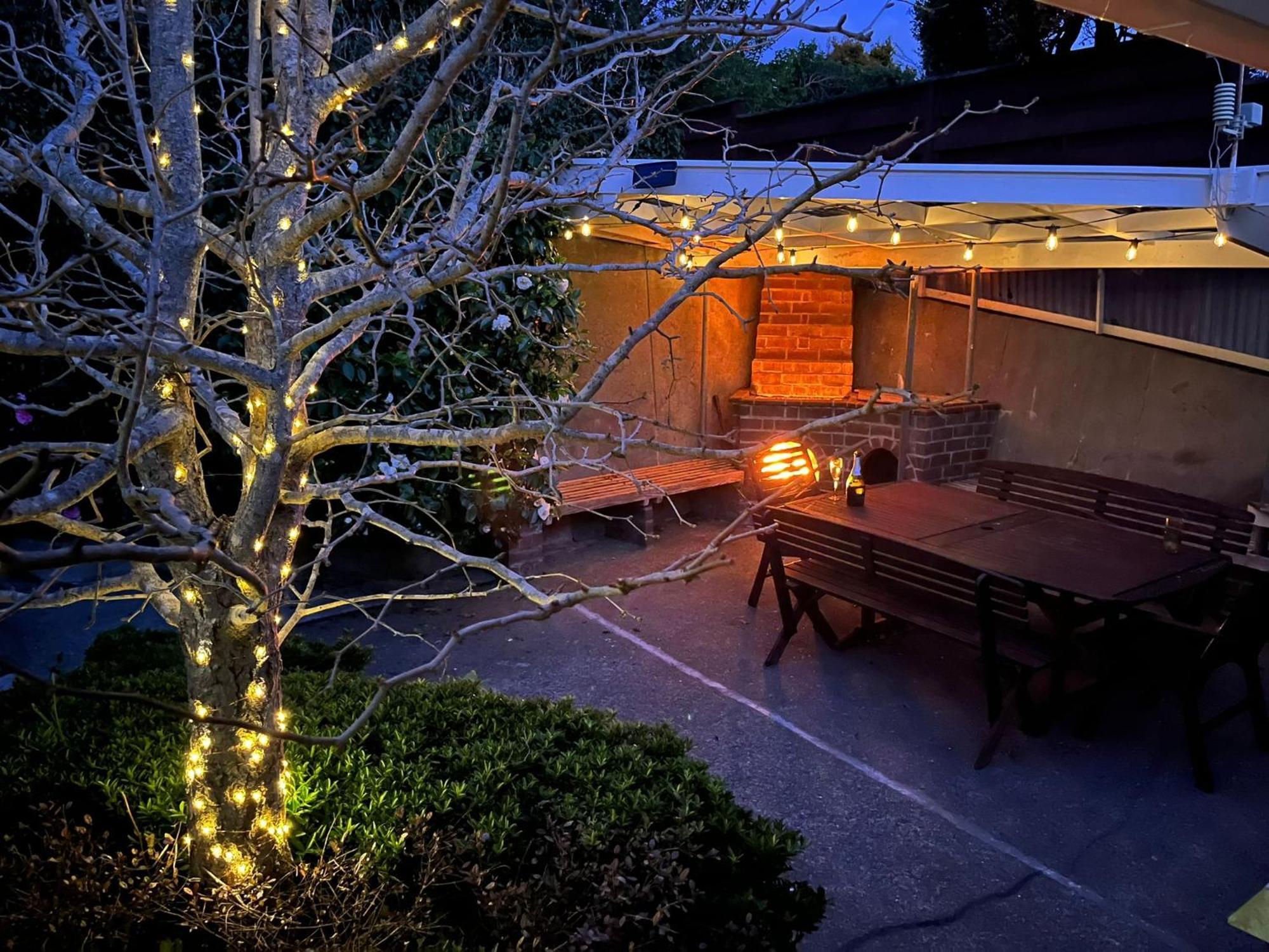Retro 4 Bedroom Home, Warm And Welcoming, Quiet Location Porirua Eksteriør bilde